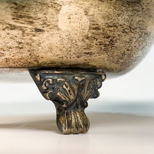 Centro de Mesa Vintage de Metal Labrado con Tapa y Tres Patitas - imagen 2