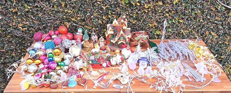 Lote Navideño: Figuras de Pesebre, Casa Navideña, Adornos y Luces