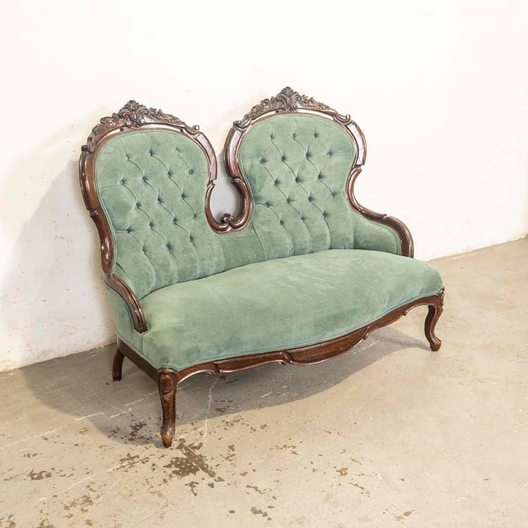 Lote anterior: Sofá victoriano de dos cuerpos tallado y tapizado en color verde