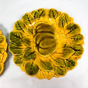 Par de Platos Decorativos de Cerámica Amarilla con Uvas y Calabaza - imagen 3