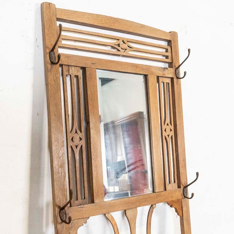 Silla de roble con espejo y perchas metálicas - imagen 3