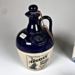 Lote de 4 piezas de cerámica estilo Delft: zapato, jarrita, perfumero y porrón de whisky - imagen 4