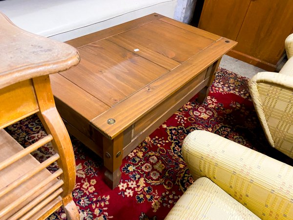 Mesa de centro de madera y sillones de tapizado estampado