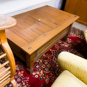 Lote siguiente: Mesa de centro de madera y sillones de tapizado estampado
