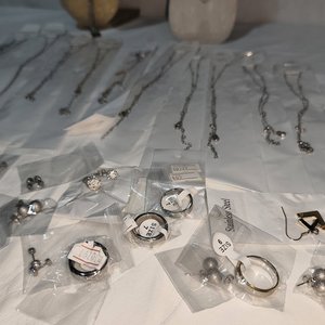 Lote de 50 Piezas de Joyería Surtida en Acero Quirúrgico: Collares, Carvanas y Anillos - imagen 6