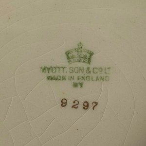 28 Piezas de loza inglesa Myott son & co. Color crema borde dorado. Piezas craqueladas y algunas con cascaduras Medidas: 25 cm - imagen 3