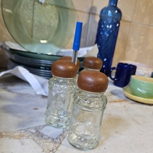 Lote de Vajilla: Platos de Vidrio, Tazas, Condimenteros y Botella Decorativa - imagen 3