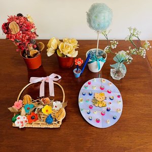 Lote de Adornos Florales, Canasta Colgante y Colgante Hello Kitty - imagen 2