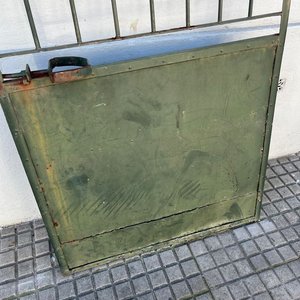 Portón de Chapa Verde con Barrotes Metálicos - imagen 3