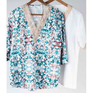 Par de Blusas Talle L: Blanca Lisa y Estampada con Escote V - imagen 2