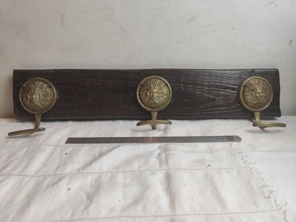 Perchero de Madera y Bronce - Pieza Antigua con Placa de Bronce - imagen 1