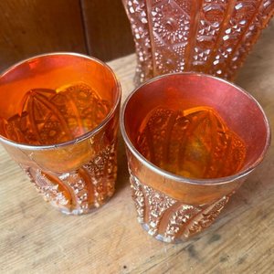 HERMOSA JARRA VIDRIO GRUESO CON RELIEVES Y COLORES CON DOS VASOS IDENTICOS CON RELIEVE - imagen 6