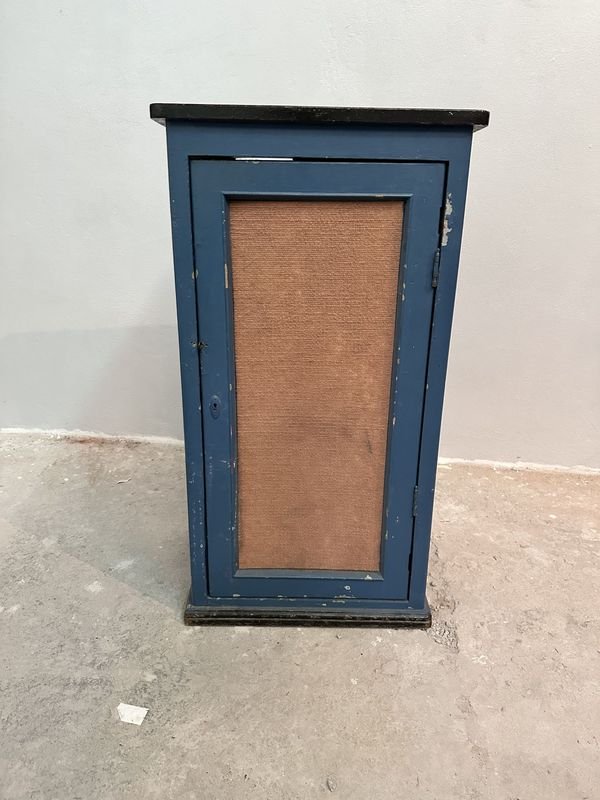 Lote anterior: Gabinete de madera antiguo con diseño clásico