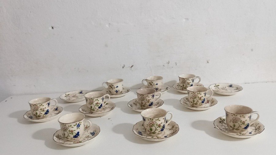 Lote siguiente: Porcelana japonesa decorada con patrones florales