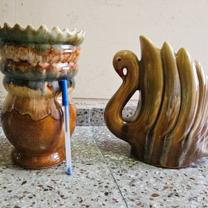 Juego de 2 Floreros de Loza: Cisne y Diseño Ondulado - imagen 3
