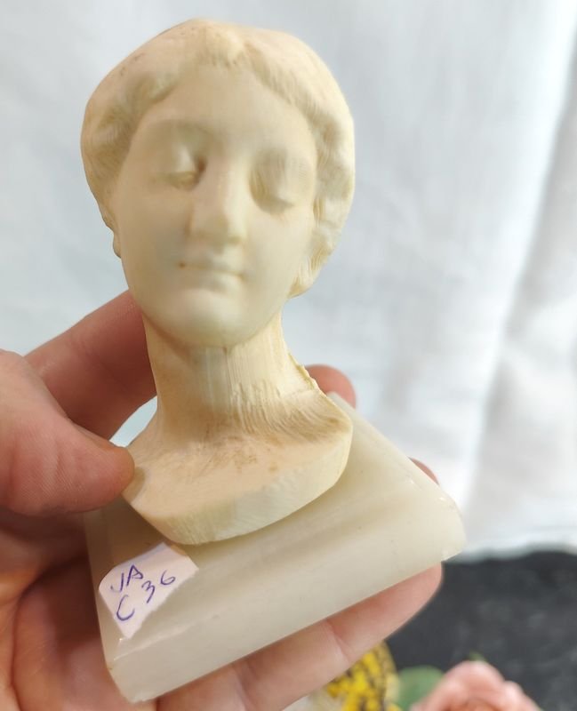 Pequeña mariposa en porcelana alemana pintada a mano - Figurita de mariposa alemana - imagen 4
