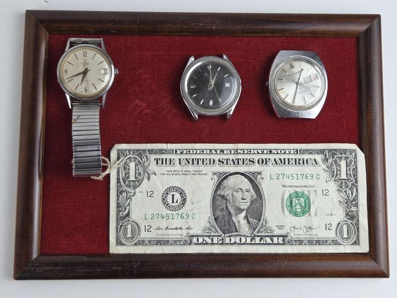 Lote siguiente: Relojes y billete de un dólar en venta