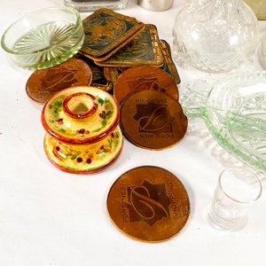 Lote de Accesorios de Bar: Hielera, Botellón, Copetinero y Posavasos Vintage - imagen 2