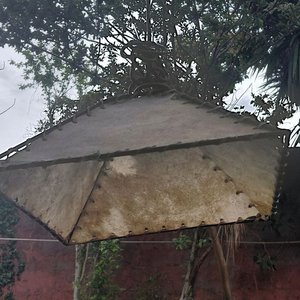 Lámpara de Techo Triangular de Cuero y Metal - imagen 2