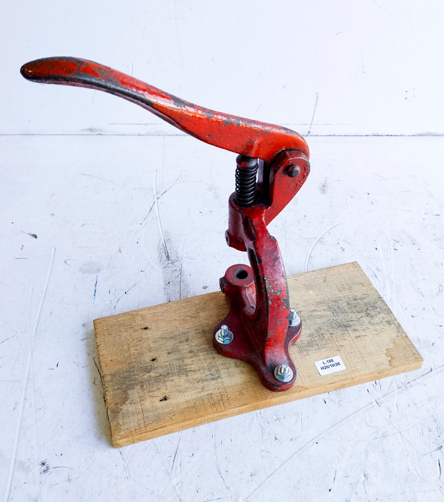Remachadora Manual de Mesa Roja Industrial