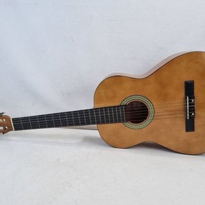 Lote anterior: Guitarra Criolla Memphis CC-1 para Estudio con Estuche