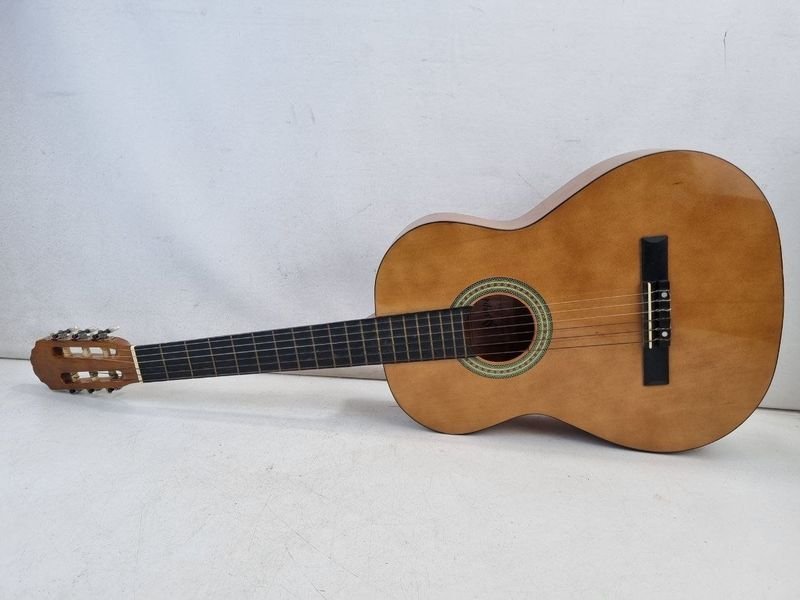 Guitarra Criolla Memphis CC-1 para Estudio con Estuche