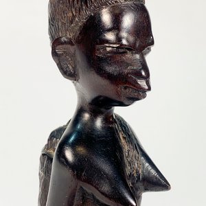 Talla en Madera Dama Africana con Bolso y Dorso Desnudo - 20 cm - imagen 4