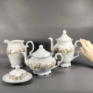 Conjunto de Porcelana Brasilera Schmidt: Tetera, Lechera, Dulcera y Cafetera con Flores - imagen 3
