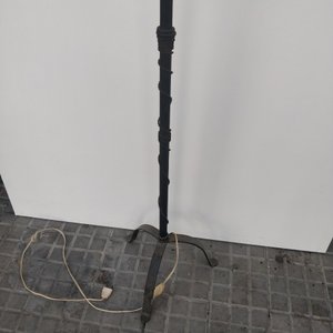 Lámpara de Pie de Hierro con Pantalla de Lonja y Base Trípode - imagen 4