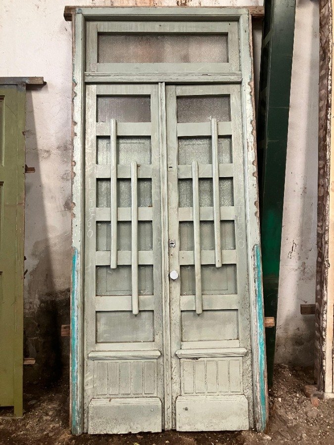 Lote siguiente: Puerta antigua de cedro con marco de pinotea