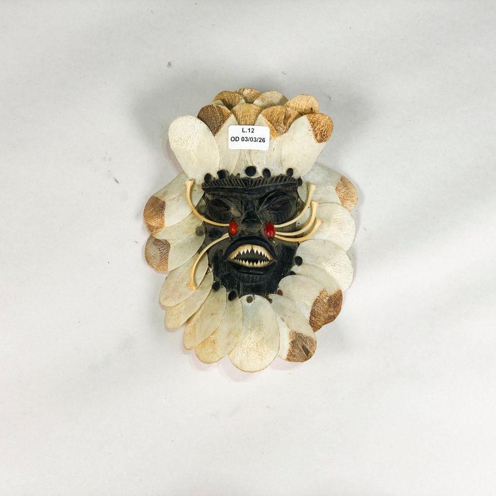 Máscara de personaje africano con dientes - imagen 1