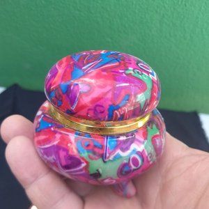 Lote siguiente: Lote de 7 Alhajeros de Cerámica y Metal con Diseños Coloridos