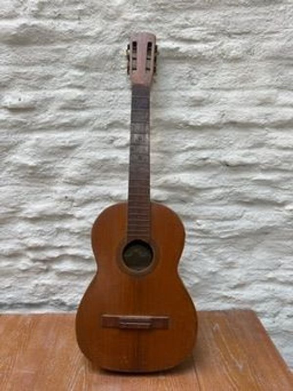 Lote anterior: Guitarra criolla sin marca: una joya musical auténtica