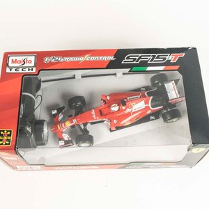 Auto Ferrari de F1 escala 1/24 colección Maisto  - imagen 2