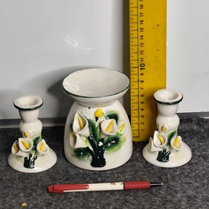 Lote siguiente: Juego de Porta Velas y Difusor de Aromas en Porcelana Blanca con Flores