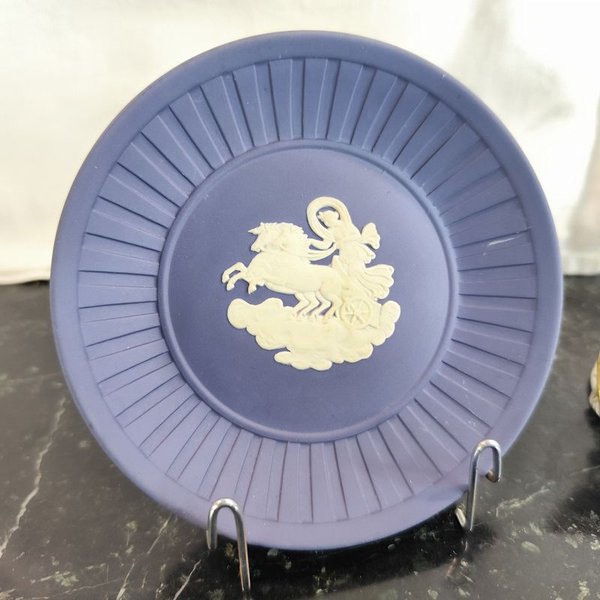 Pequeño platito ovalado en porcelana danesa, otro inglés Wedgewood y portarretratos francés con miniatura Limoges pintada a mano - imagen 2