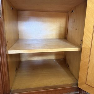Aparador Antiguo de Madera con Tapa de Mármol y Detalles Incrustados - imagen 6
