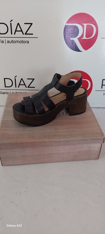 Lote siguiente: Zapatos de cuero en excelente condición