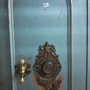 Antigua Caja Fuerte de Hierro con Llaves y Base de Madera - imagen 3