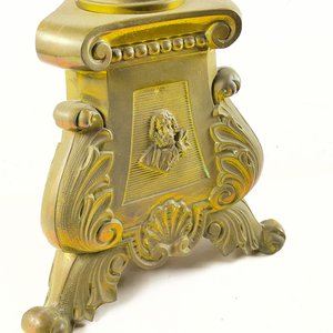 Par de Candeleros Antiguos de Bronce con Figuras - imagen 4
