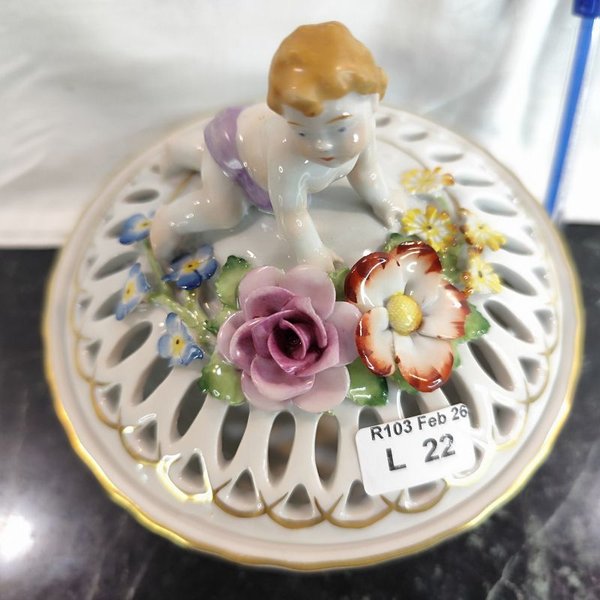 Bombonera calada en porcelana alemana Schierholz motivo angelito - imagen 2