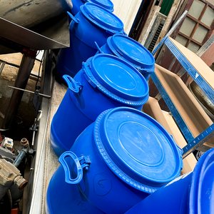 Seis Tarrinas Plásticas Azules de 70 Litros con Tapa Usada - imagen 3