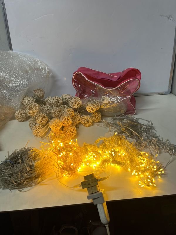 Lote de Luces Decorativas Varias: Bolas de Ratán y Guirnaldas LED - imagen 1