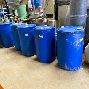 Lote siguiente: Seis Tarrinas Plásticas Azules de 200 Litros