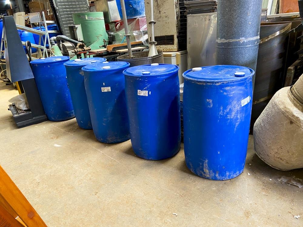 Seis Tarrinas Plásticas Azules de 200 Litros