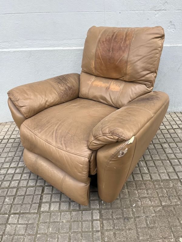 Sillón Reclinable de Cuerina con Masajeador (Sin Probar)