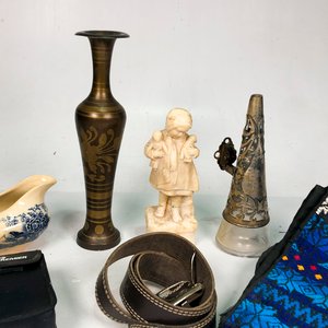 Lote Variado: Florero Bronce, Figura Piedra, Cámara, Salsera y Cinturón - imagen 3