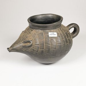 Lote siguiente: Jarra de Terracota con Forma de Mulita y Asa, Firmada