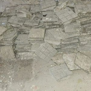Lote de Baldosas Cuadradas Usadas para Construcción - imagen 2