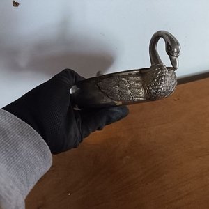 Centro de Mesa Decorativo con Cisnes en Metal Plateado - imagen 6